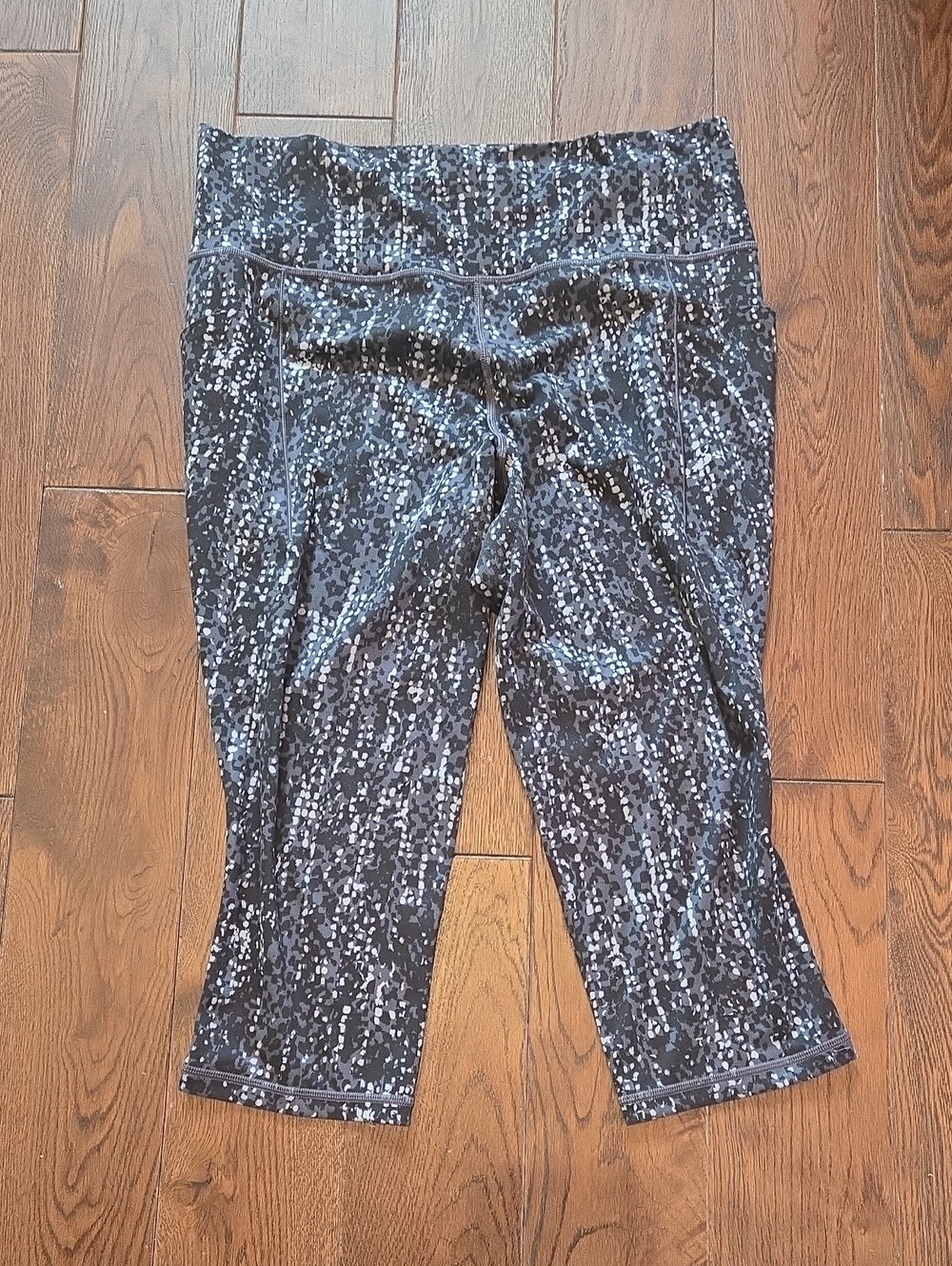 Athleta Black Speckle Capri Leggings